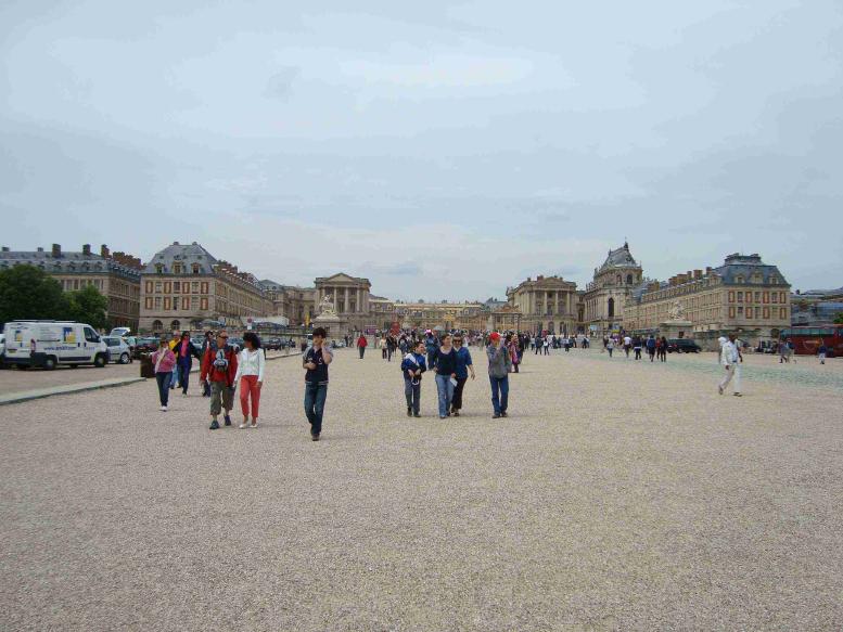帰り、振り返ってベルサイユ宮殿。砂利で引き詰められた広場。